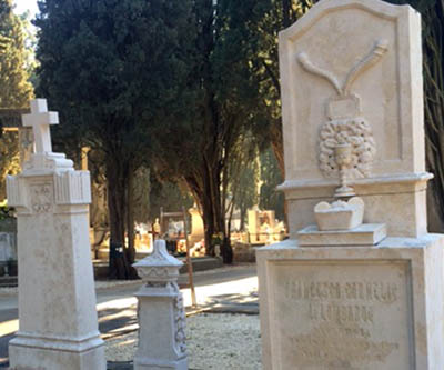 Completely sandblasted tombstones. The picture shows the condition of the monument before and after treatment.